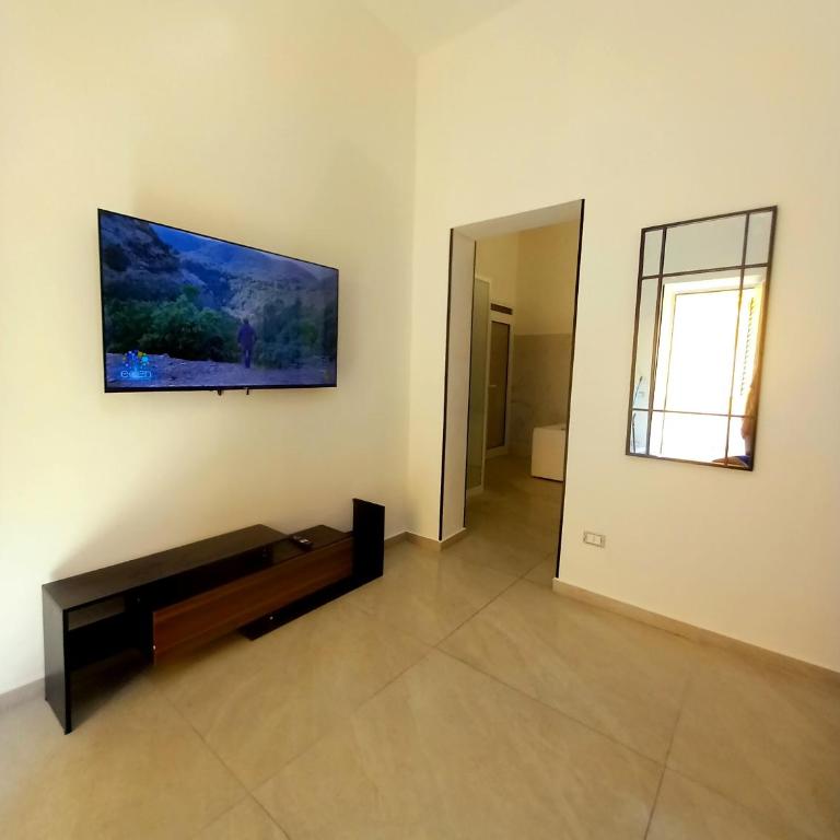 You & Me Jacuzzi Suite - King Suite with Spa Bath - 9