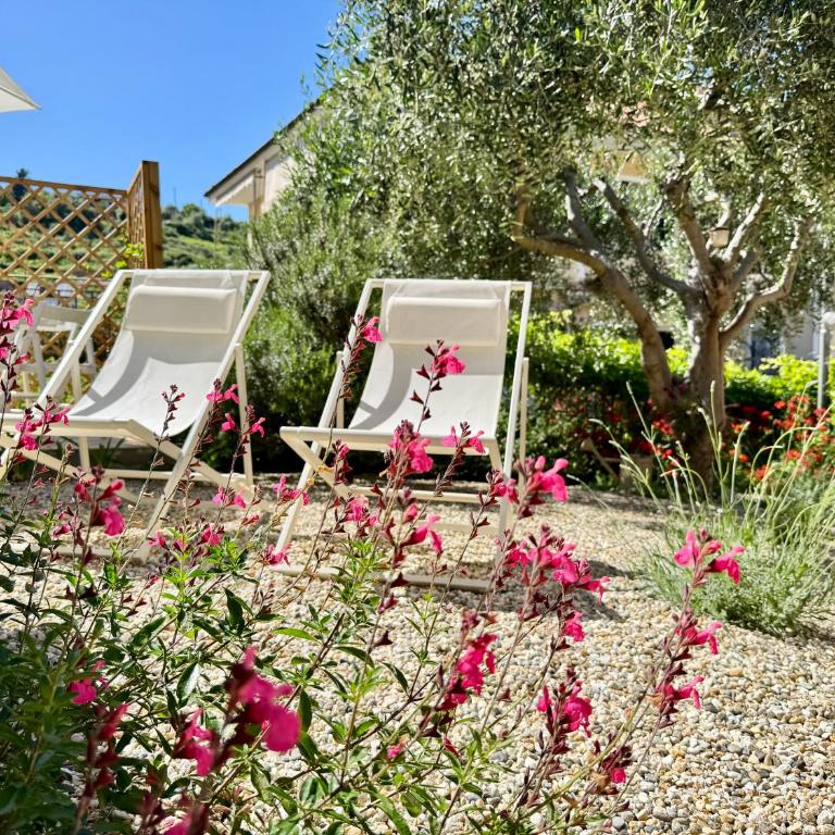 ROSMARINO - Charming 2 bedrooms apartment with garden and parking - Two-Bedroom Apartment with Garden View - 1