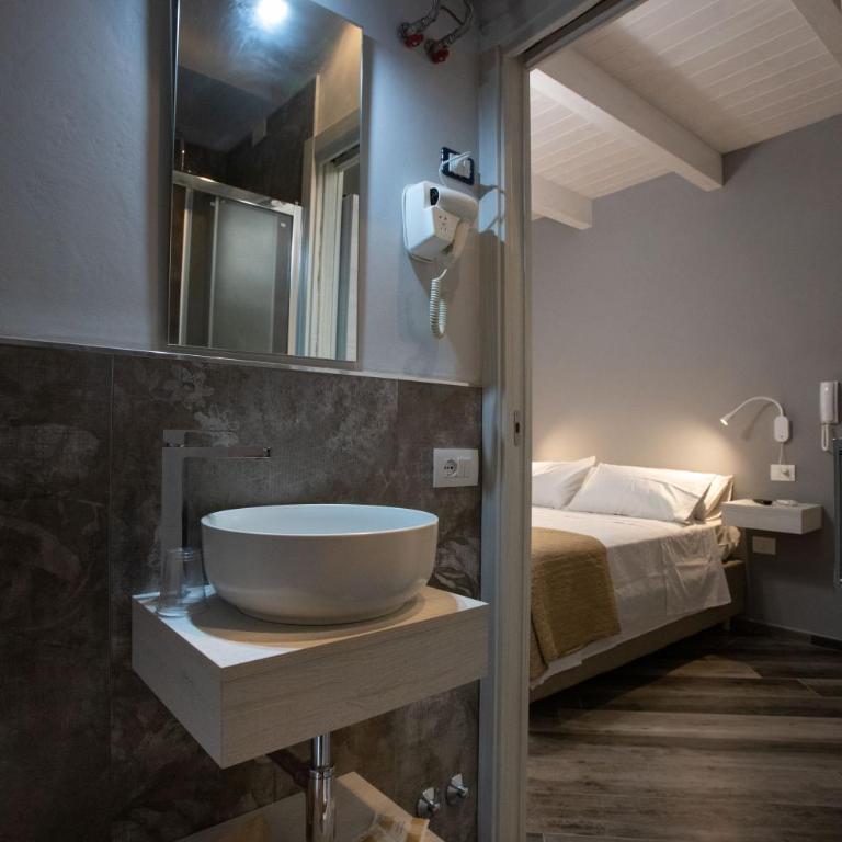 AL 54 Accommodation - Premium - Camera Matrimoniale con Balcone - 4