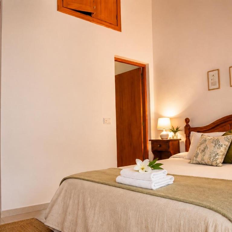 ULLAL - Rural Charm-AGRITOURISM approx 65000 meters PLUS PRIVATE MOUNTAIN villa and Outdoor Adventure Agritourism Apartment EQUIPATED - Private Mountain Path approximately 5 minutes walking from the beach -Ideal for relaxation - Appartamento con 3 Camere da Letto - 12