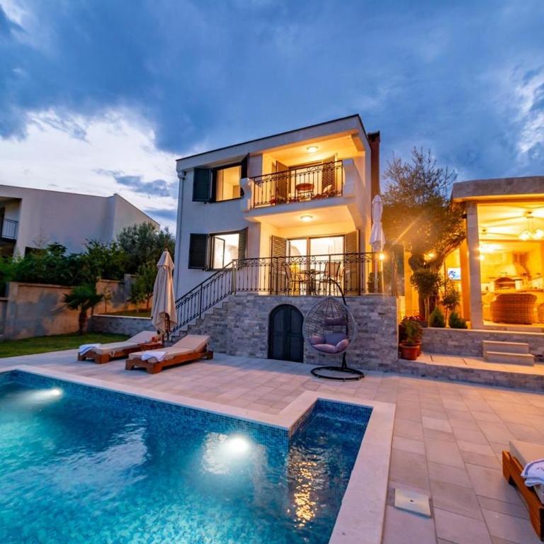 Guest House Luksic - Two-Bedroom House - 13