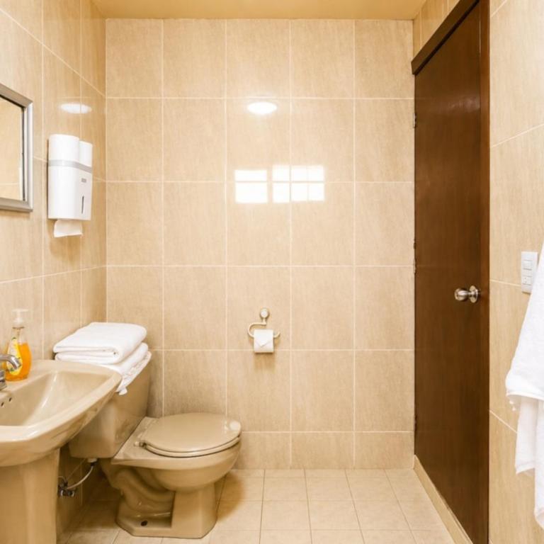 Cozy bedroom at 5 min Mexico City Airport T1 & T2 - Double Room with Private External Bathroom - 6