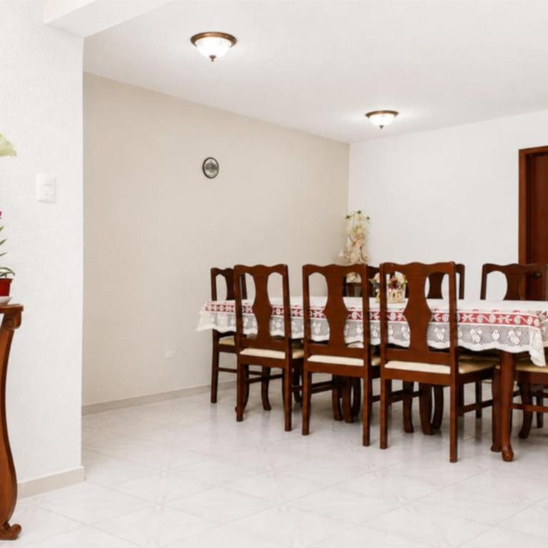 Cozy bedroom at 5 min Mexico City Airport T1 & T2 - Double Room with Private External Bathroom - 16