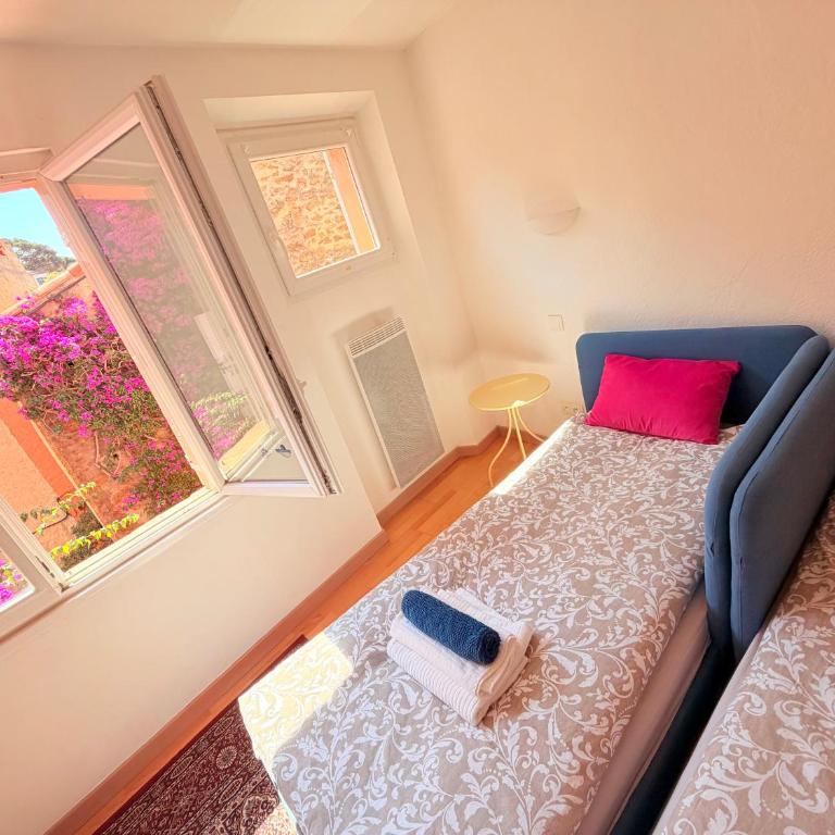 Bormes center 75 m2 artistic stay 2 to 4 people - Two-Bedroom Apartment - 48