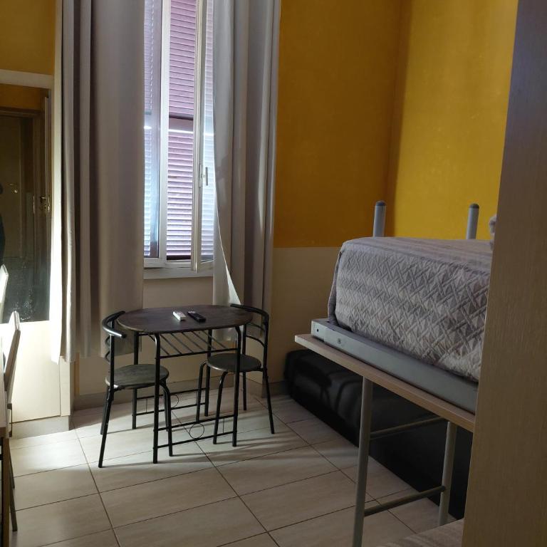 Guest House Hola Roma - Single Room with Private Bathroom - 2