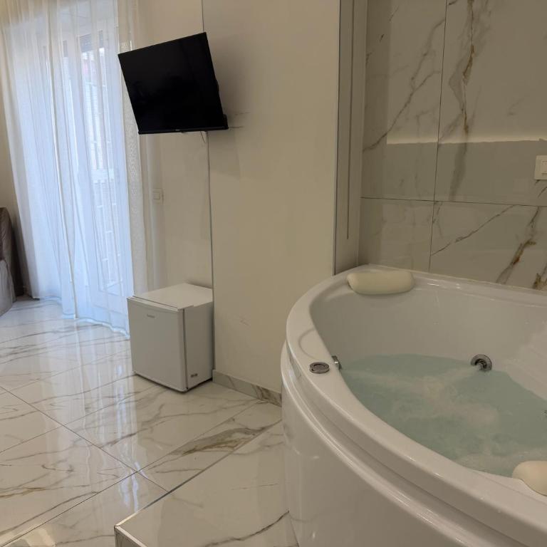 Emerald Rooms - Camera Tripla con Vasca - 1