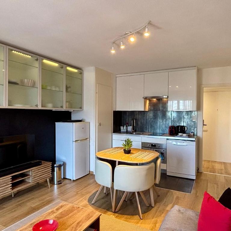 8th floor apartment with 2 balconies - Apartment - 6