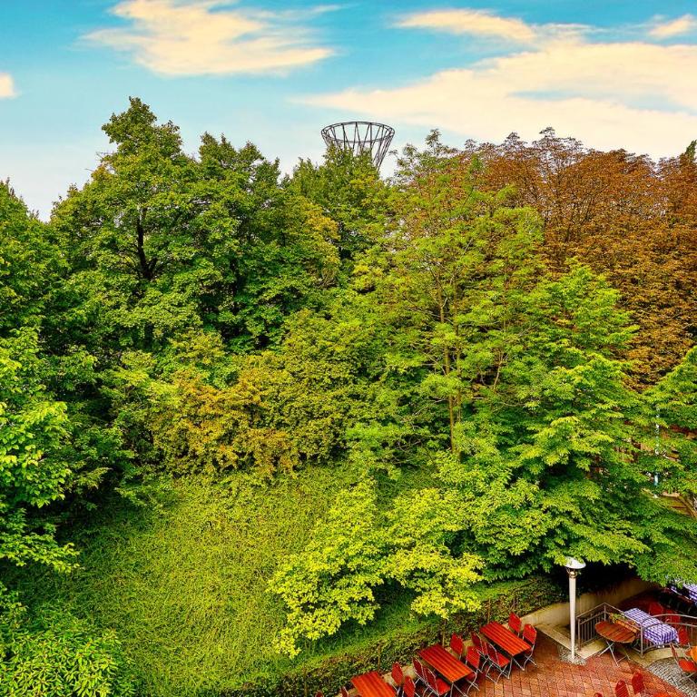 The Westin Grand Munich - Urban Garden Zimmer mit Kingsize-Bett und Balkon - 2