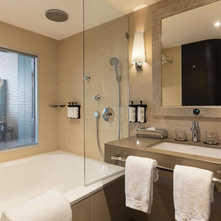 Sofitel Marseille Vieux-Port - Chambre De Luxe Lit King-Size avec Vue sur Vieux-Port et Terrasse - Accès au Spa/à la Salle de Sport - 2
