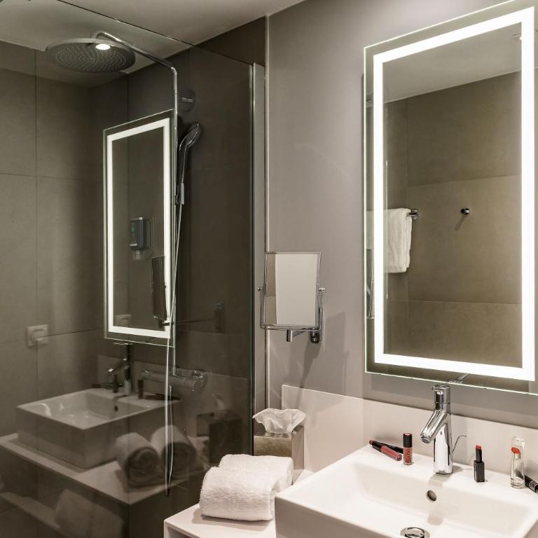 Novotel Saint-Étienne Centre Gare Châteaucreux - Chambre Lit Queen-Size Accessible - Personnes à Mobilité Réduite - 3