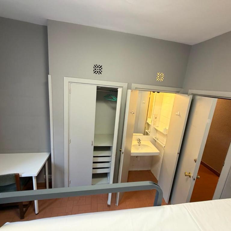 mikasita Bilbao - student housing & coliving - Standard Double Room with Shared Bathroom - 7