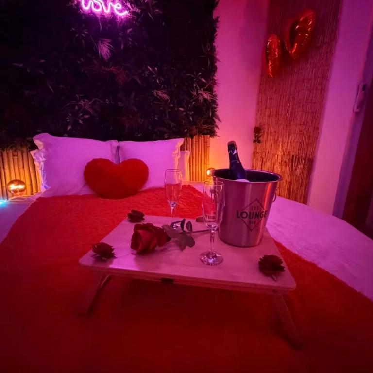 COCON LOVE Suite Romantique Balnéo La Citadelle Aigues Mortes - Studio avec Lit King-Size - 2