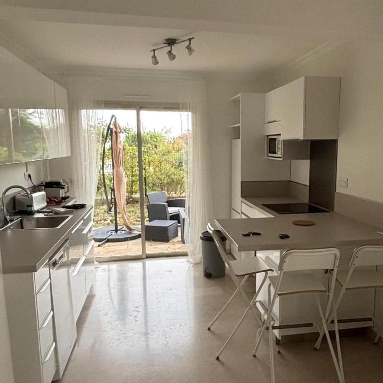 Rare appartement jardin privatif 130m2 piscine parking 6 à 8 personnes Antibes - Three-Bedroom Apartment with View - 5
