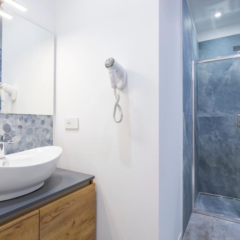 Neg Naumachia Rooms - Triple Room with Shower - 11