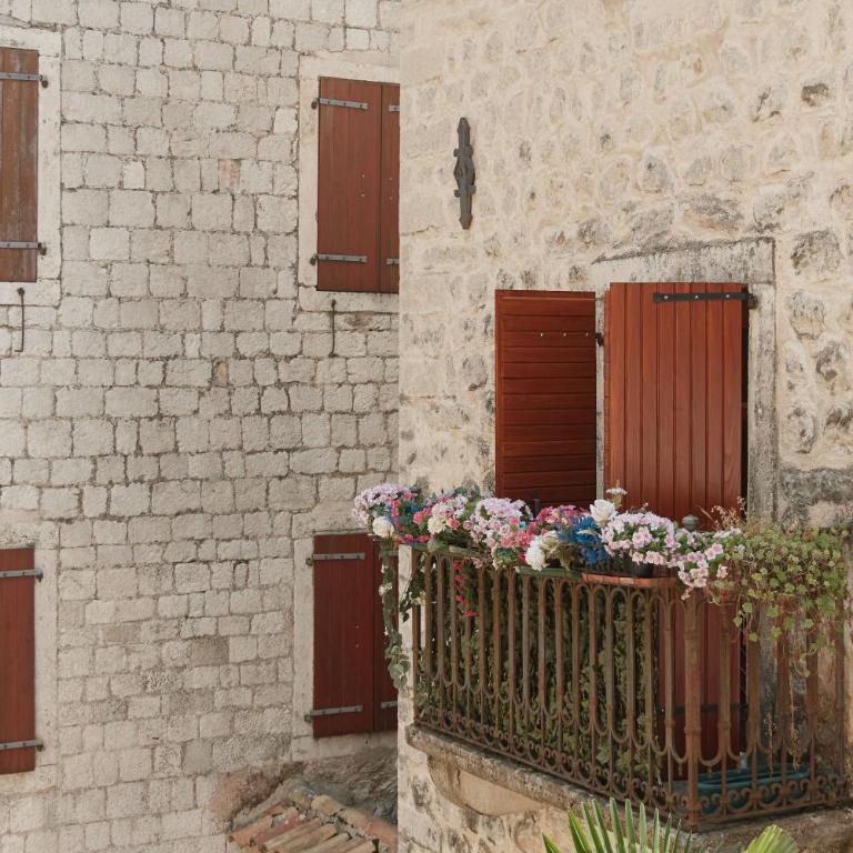 Nika Old Town Apartments - Studio Lit Queen-Size - 2