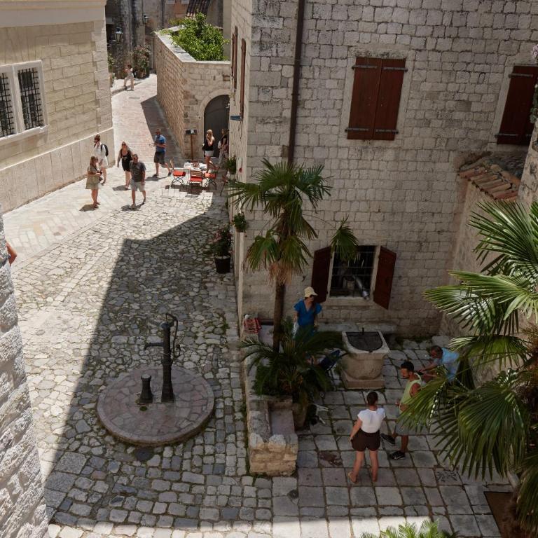 Nika Old Town Apartments - Studio Lit Queen-Size - 6