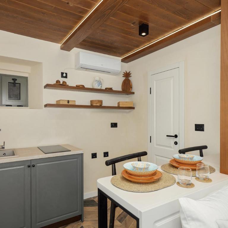 Nika Old Town Apartments - Studio Lit King-Size - 8