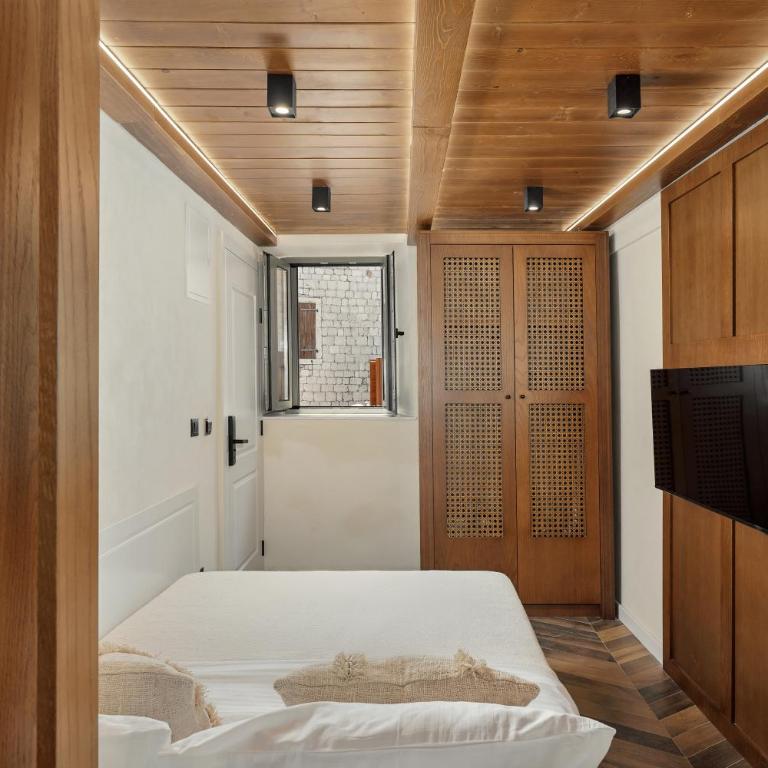 Nika Old Town Apartments - Studio Lit King-Size - 13