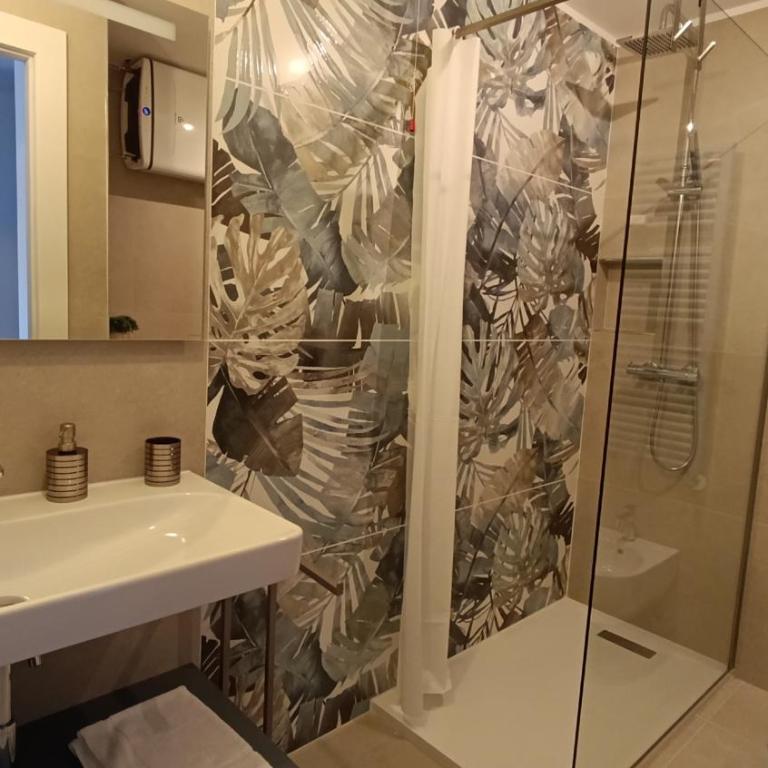 AMI Urban Suites - Deluxe One-Bedroom Apartment with City View - 2