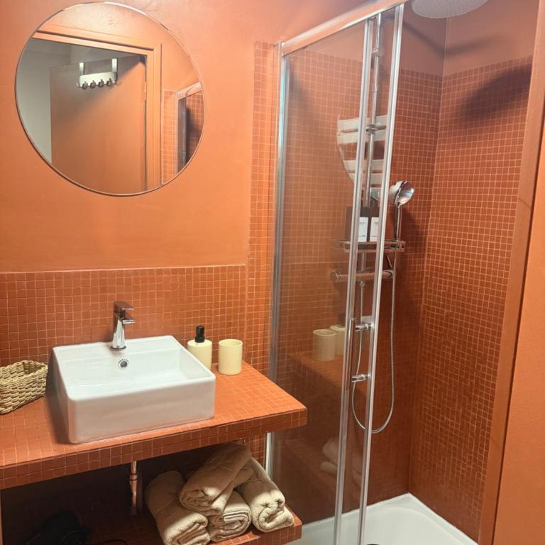 Bas de villa, 6 pers, piscine, terrasse, proche sablettes - Appartement 2 Chambres avec Piscine Privée - 32