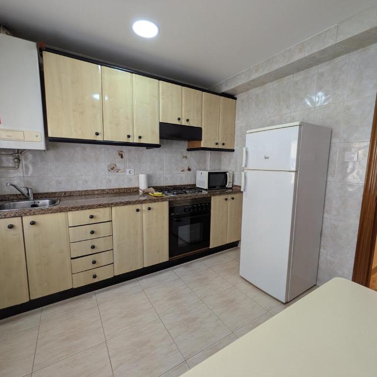 1A161 Apartment en Gijón para 5 personas by R2R - Appartement 3 Chambres - 34