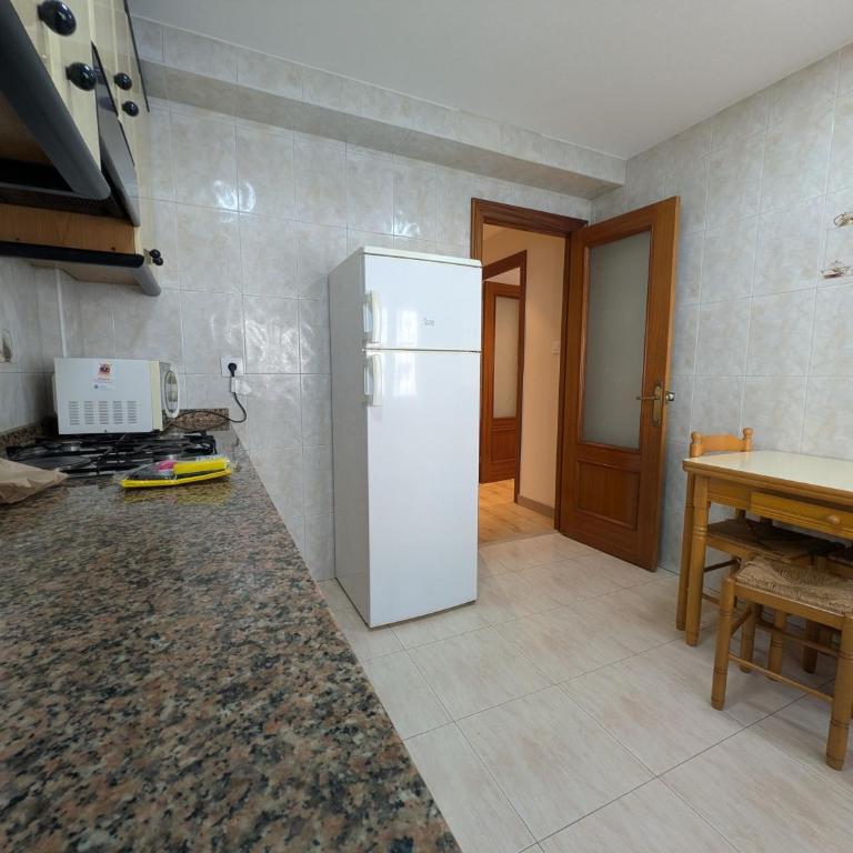 1A161 Apartment en Gijón para 5 personas by R2R - Appartement 3 Chambres - 32