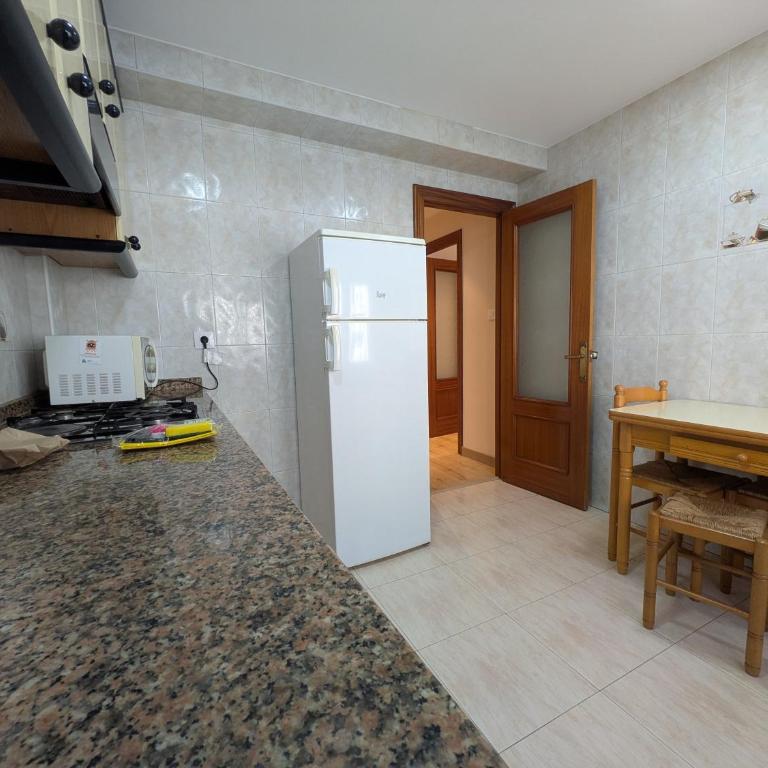 1A161 Apartment en Gijón para 5 personas by R2R - Appartement 3 Chambres - 35