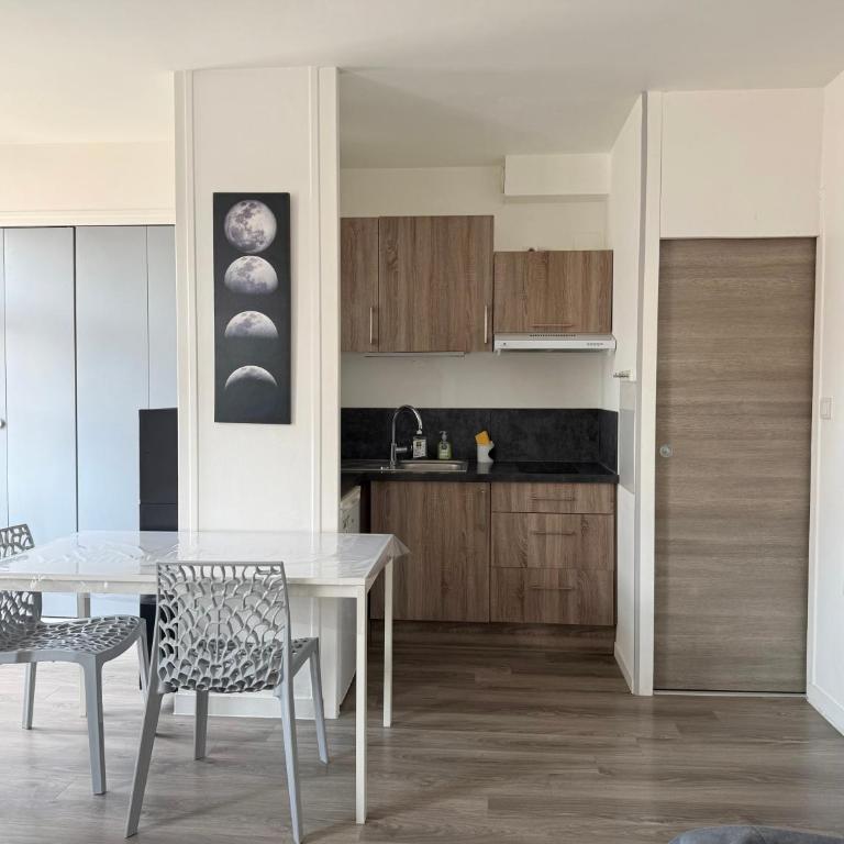 Le Petit Rochelais, Downtown, Air Conditioning - One-Bedroom Apartment - 2