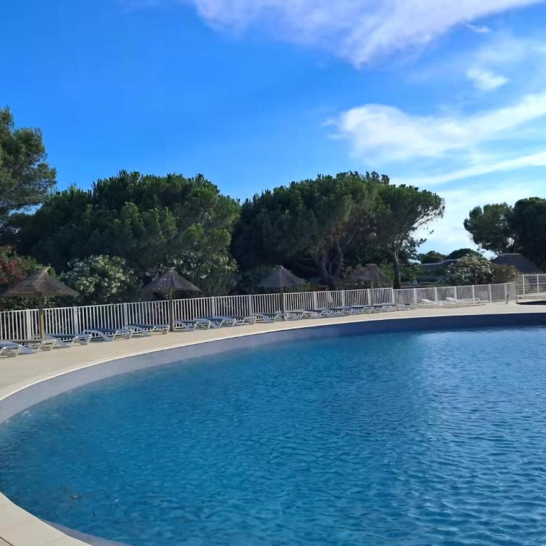 île des pêcheurs hébergement insolite entre lac marin et bord de mer 8 couchages wifi parking piscine - Casa con 3 Camere da Letto - 4