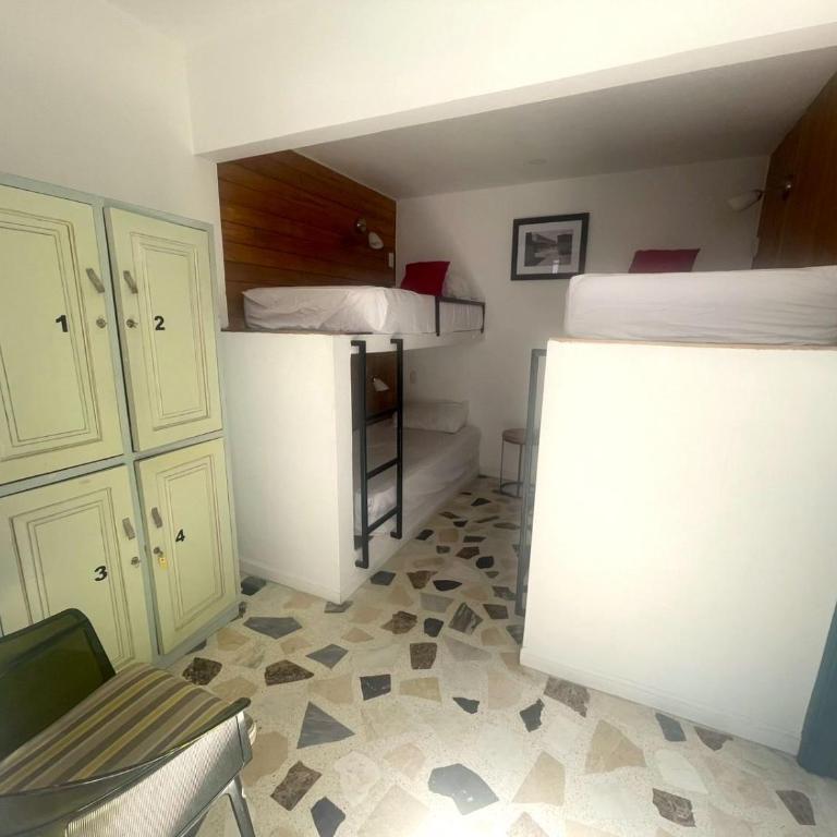 Peregrinos Hostel Cartagena de Indias - Quadruple Room with Private Bathroom - 1
