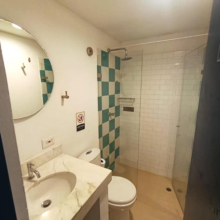 Peregrinos Hostel Cartagena de Indias - Family Room with Private Bathroom - 4