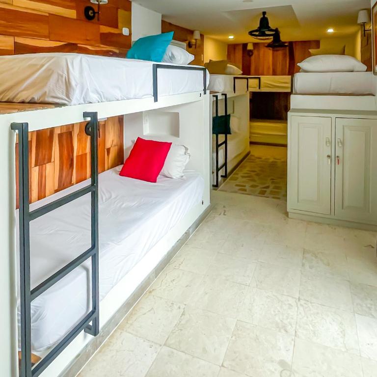 Peregrinos Hostel Cartagena de Indias - Family Room with Private Bathroom - 3