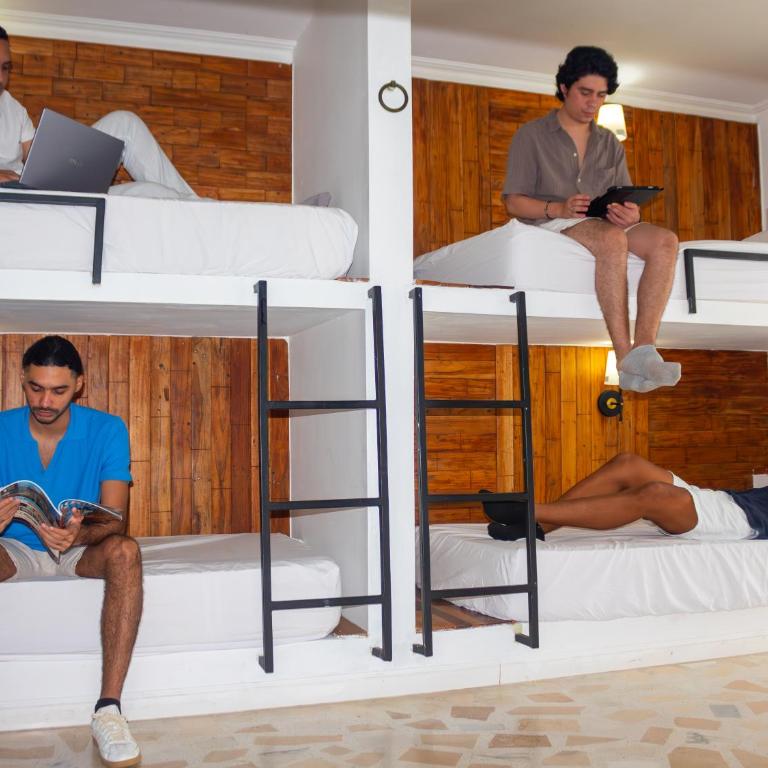Peregrinos Hostel Cartagena de Indias - Family Room with Private Bathroom - 7
