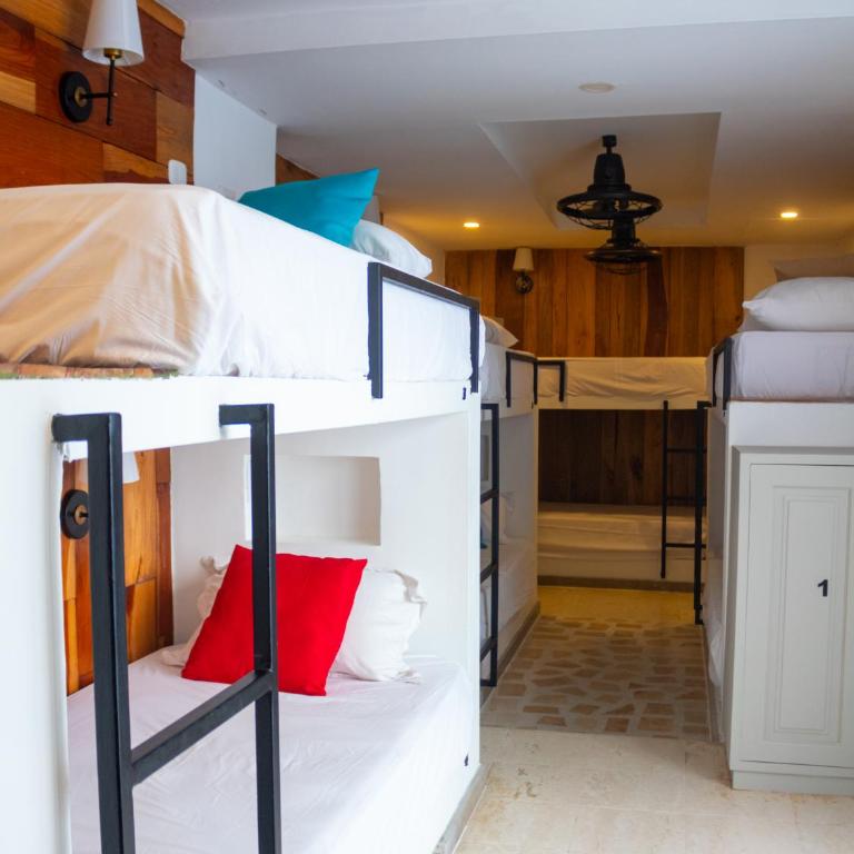 Peregrinos Hostel Cartagena de Indias - Family Room with Private Bathroom - 8