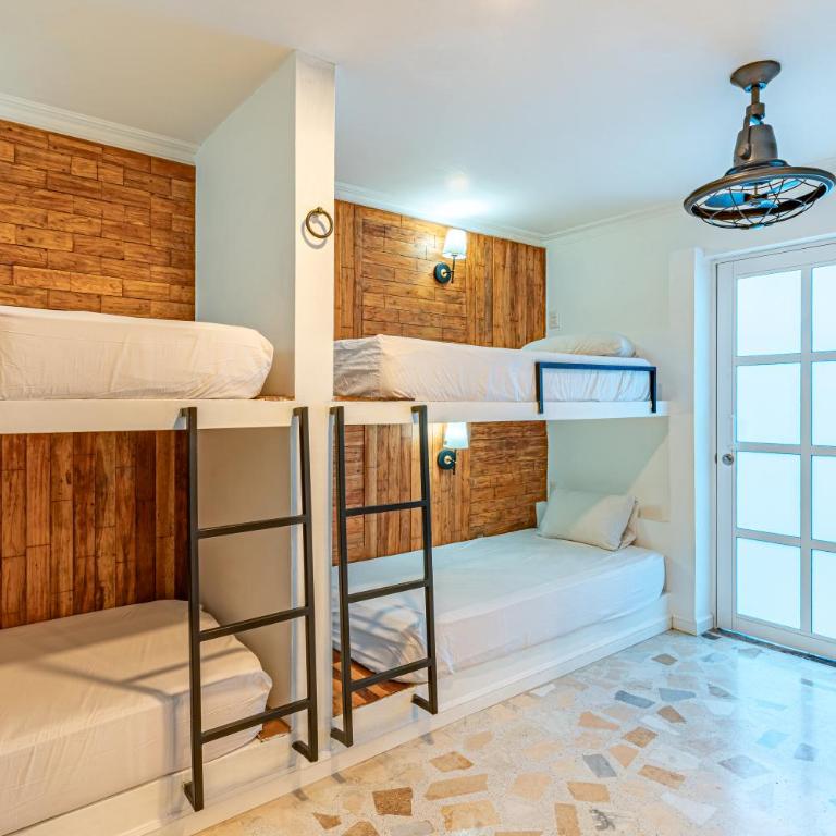 Peregrinos Hostel Cartagena de Indias - Family Room with Private Bathroom - 8