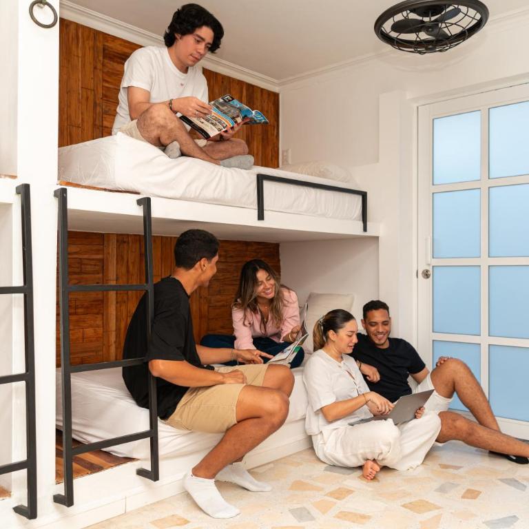 Peregrinos Hostel Cartagena de Indias - Family Room with Private Bathroom - 1