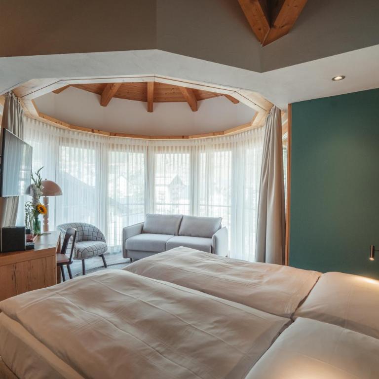 The Phoenix Fitness Hotel & free Spa Access at Alpen Resort - Deluxe Doppelzimmer mit Blick auf das Matterhorn - 2