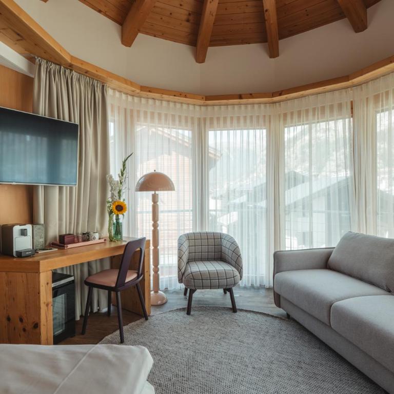 The Phoenix Fitness Hotel & free Spa Access at Alpen Resort - Deluxe Doppelzimmer mit Blick auf das Matterhorn - 3