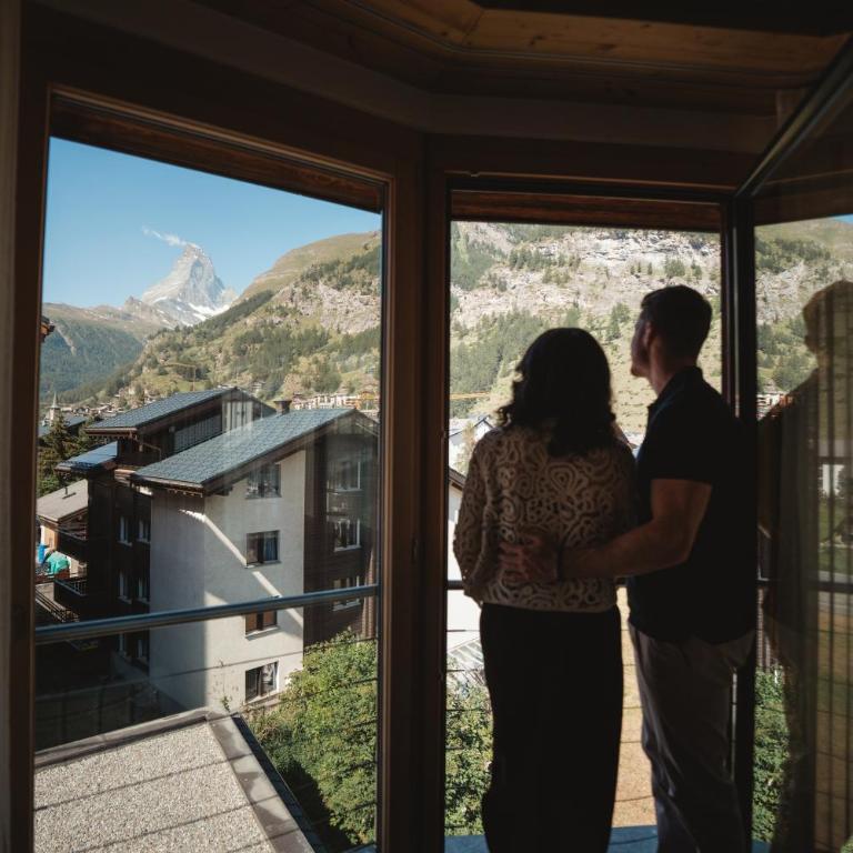 The Phoenix Fitness Hotel & free Spa Access at Alpen Resort - Deluxe Doppelzimmer mit Blick auf das Matterhorn - 4