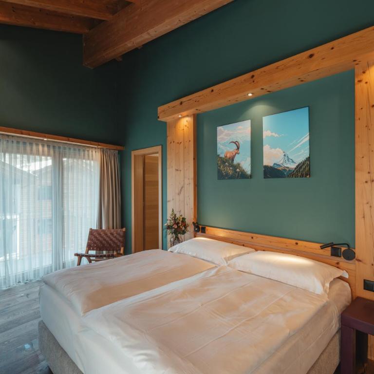 The Phoenix Fitness Hotel & free Spa Access at Alpen Resort - Deluxe Doppelzimmer mit Blick auf das Matterhorn - 1