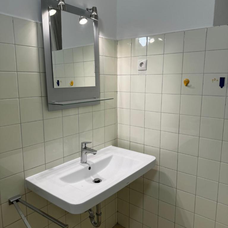 NUMBR25 - self service & low budget Hotel - Appartamento Familiare con 2 Camere da Letto e Vista - 10