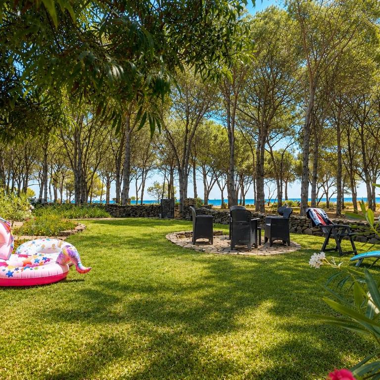 Beachfront Villa Sea & Garden - 2BR - AC - WiFi - BBQ - Parking - Pet Friendly - Casa con 2 Camere da Letto - 8