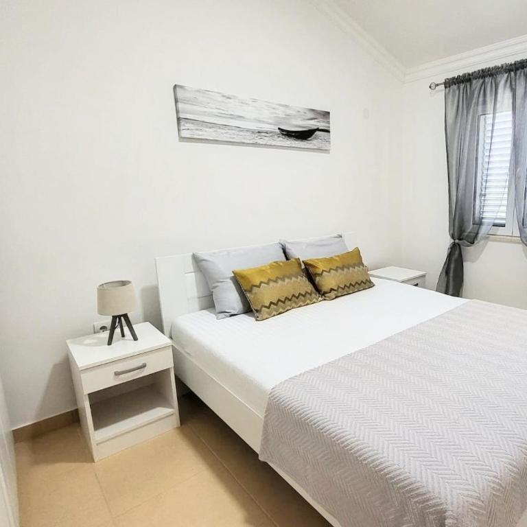 Villa Sonja Apartment & Garden - Two-Bedroom Apartment with Balcony and Sea View - 10