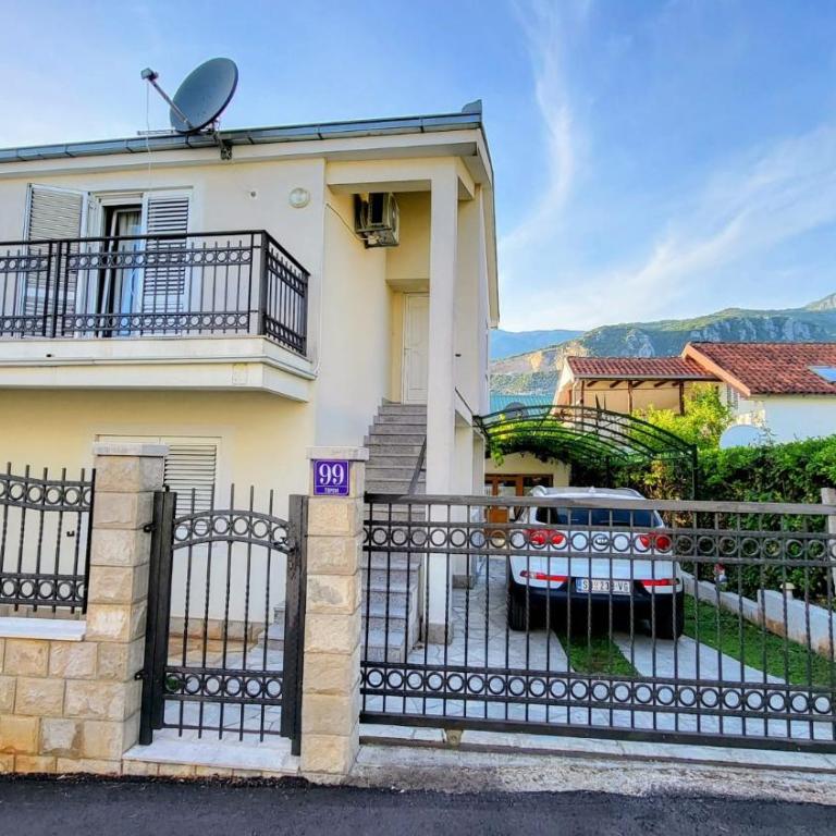 Villa Sonja Apartment & Garden - Two-Bedroom Apartment with Balcony and Sea View - 11