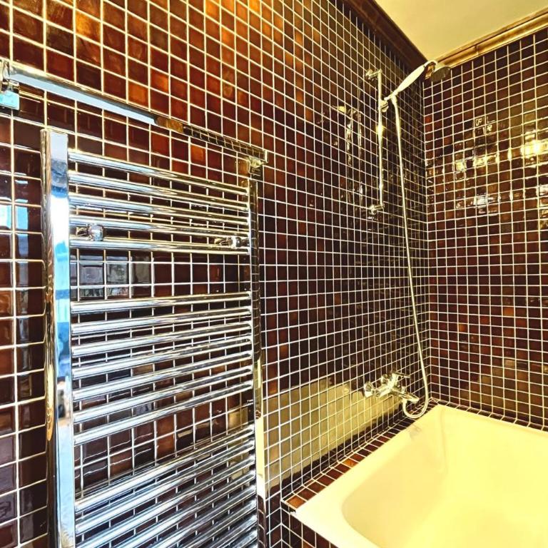 Bright apartment with balcony and pool - Estudio - 12