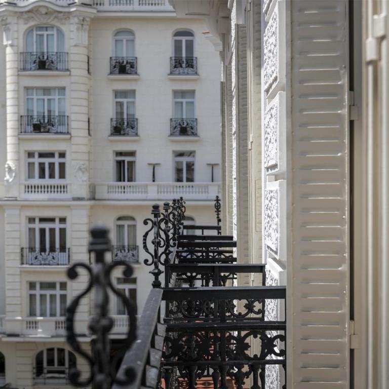 NH Collection Madrid Gran Vía - Superior Room with Balcony - 3