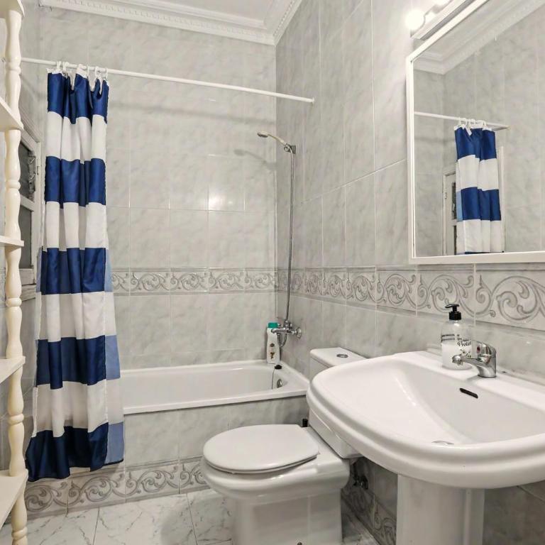Beach 2-bedroom in Los Cristianos - Two-Bedroom Apartment with Mountain View - 14