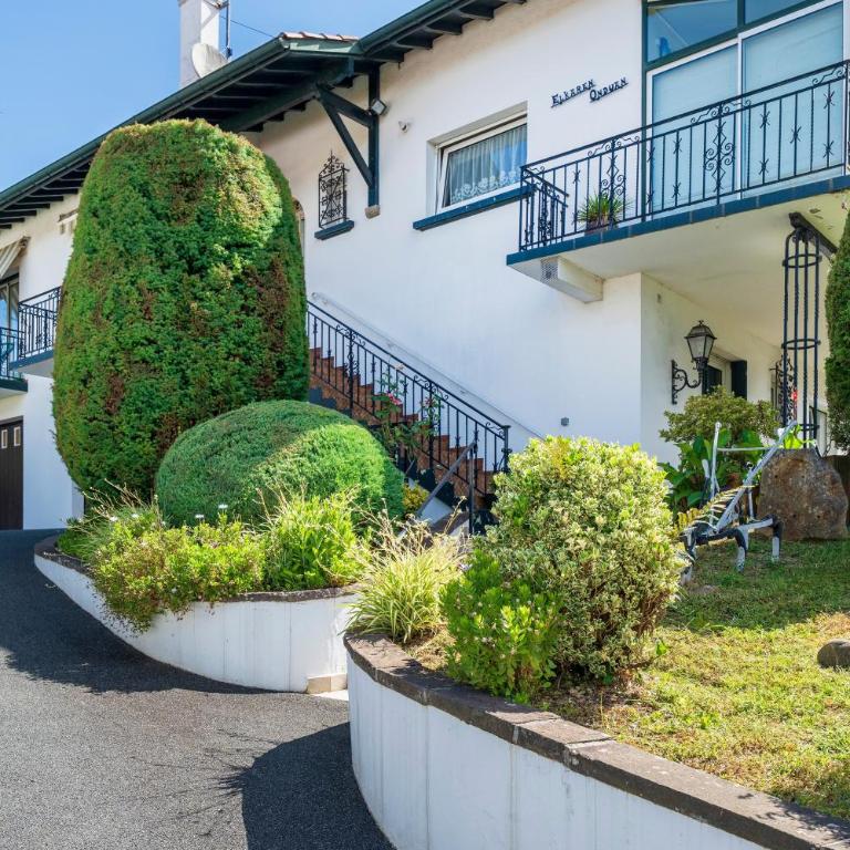 Appartement Arrantzaleak - Two-Bedroom Deluxe Apartment with Garden View - 1