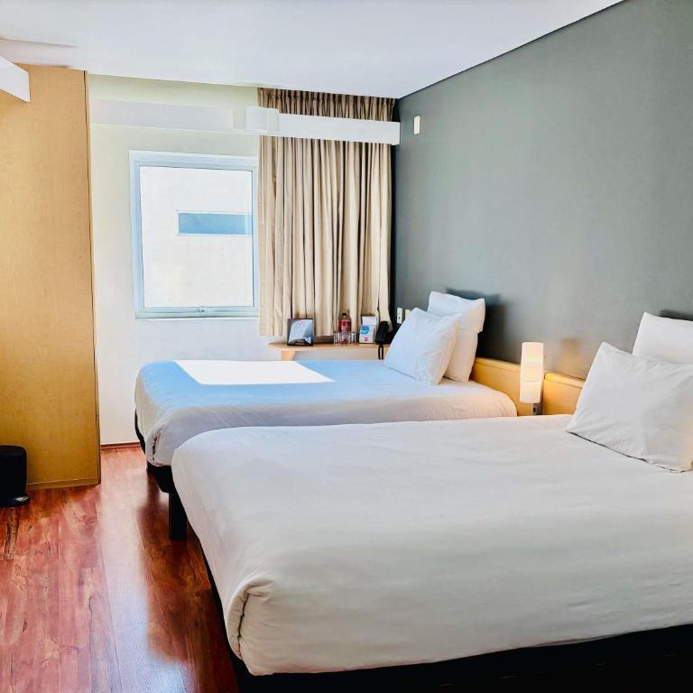 Ibis Monterrey Valle - Habitación Doble Estándar con 2 camas dobles - 7