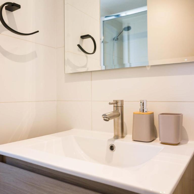 Cozy 1BR Getaway for Three in Vibrant Nunoa - Apartment - 30